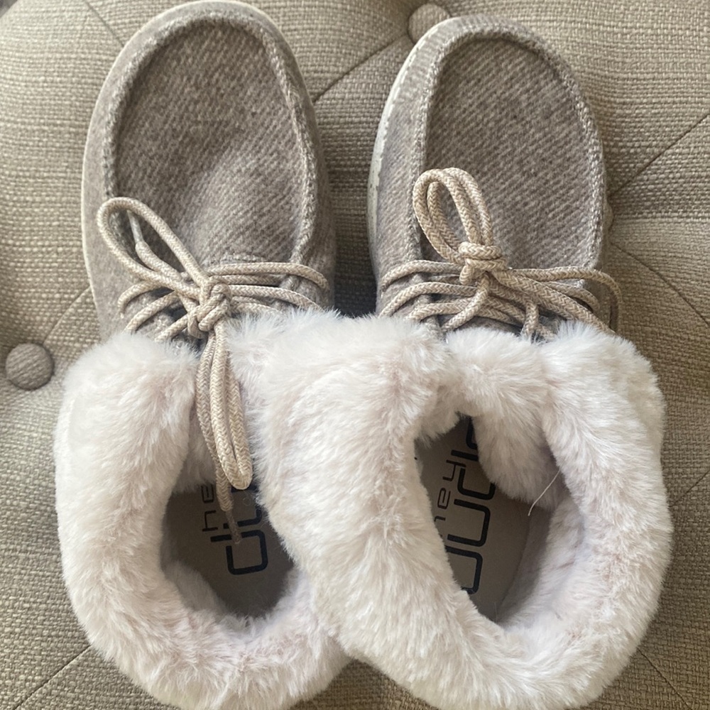 Never worn Hey dudes Brit in colors brown,beige, and white.Super cozy